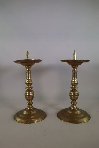 Deux pique-cierges en bronze 
H : 26,5 cm...