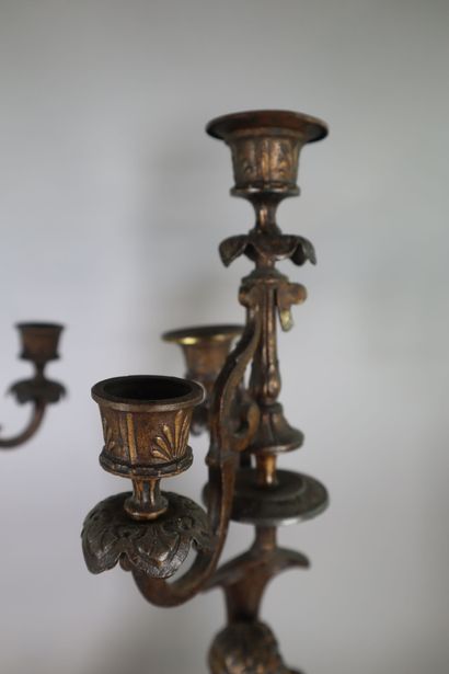 Paire de bougeoirs au putti à 3 lumières
Bronze
H....