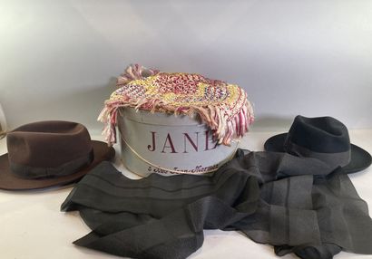 Réunion de deux chapeaux dont l'un étant...