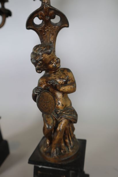 Paire de bougeoirs au putti à 3 lumières
Bronze
H....