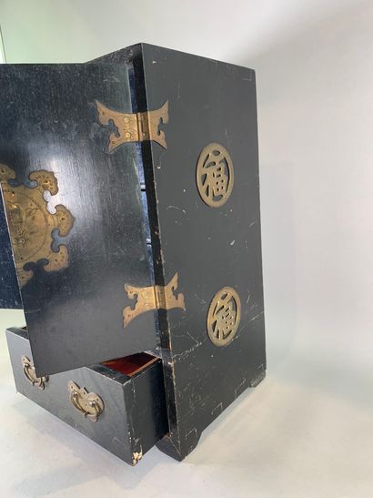 CABINET en laque noir ouvrant par deux portillons...