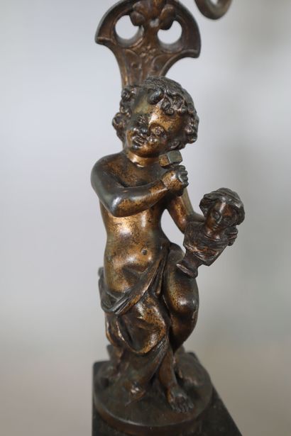 Paire de bougeoirs au putti à 3 lumières
Bronze
H....