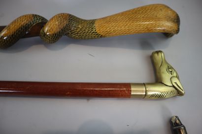 Lot de 3 cannes en bois, l'une entrelacée...