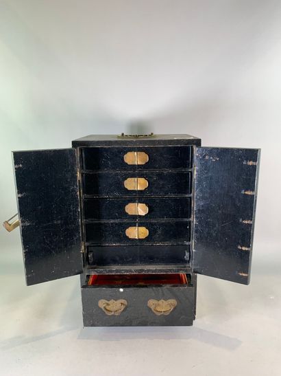 CABINET en laque noir ouvrant par deux portillons...