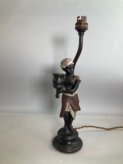 Lampe à décor d'une femme au turban.
H. :...