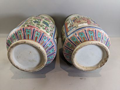 CANTON Paire de vases émaillés à décor de...