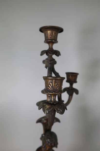 Paire de bougeoirs au putti à 3 lumières
Bronze
H....
