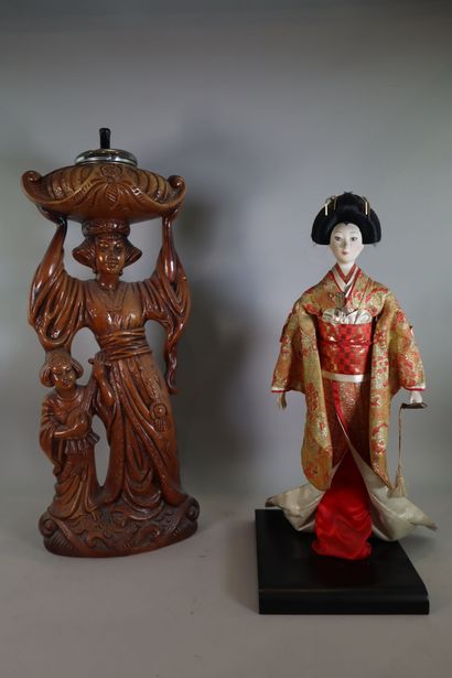 Poupée oiran avec vêtements en tissu sur...