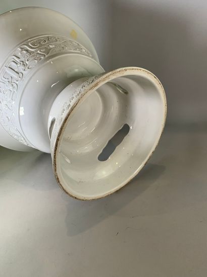 Grande coupe en porcelaine blanche à décor...