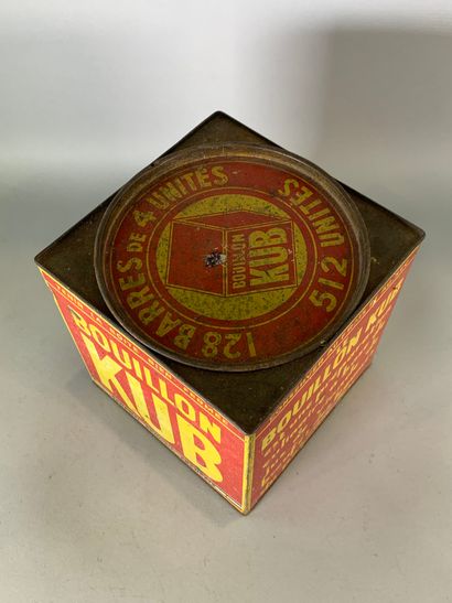 Boite bouillon Kub en fer. H : 18 cm.
Usures....