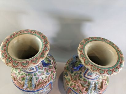 CANTON Paire de vases émaillés à décor de...