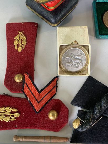 Médailles, pipes, réveils, décorations militaires...