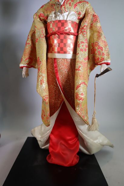Poupée oiran avec vêtements en tissu sur...