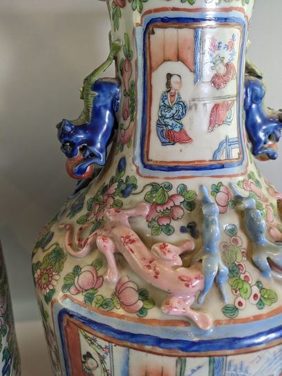 CANTON Paire de vases émaillés à décor de...