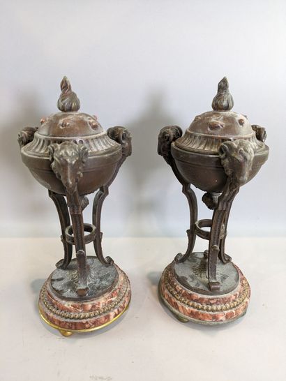 GARNITURE de CHEMINEE en marbre rosé et régule...