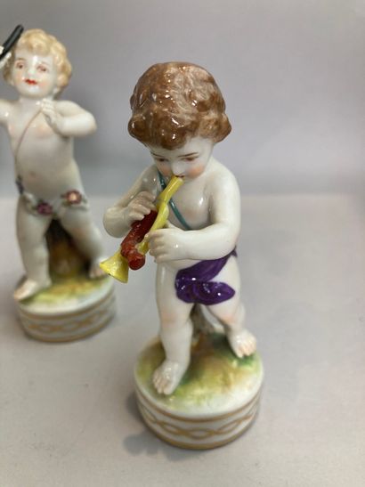 Groupe en porcelaine polychrome représentant...