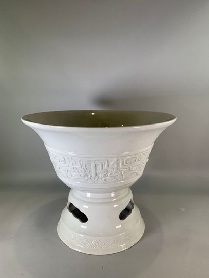 Grande coupe en porcelaine blanche à décor...