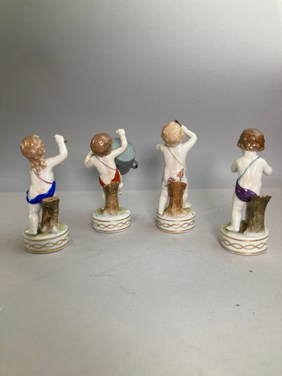 Groupe en porcelaine polychrome représentant...