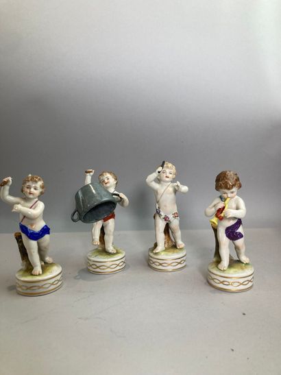 Groupe en porcelaine polychrome représentant...