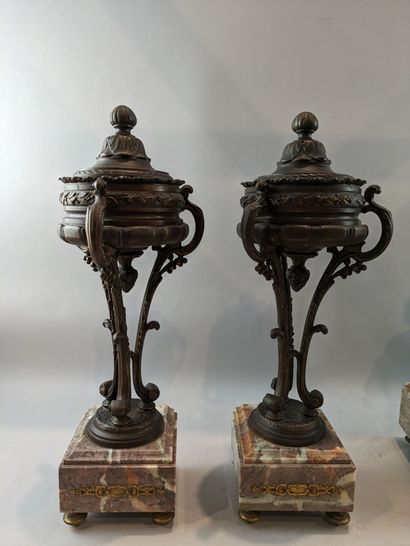 GARNITURE DE CHEMINEE pendule à décor d'une...