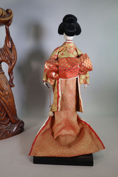 Poupée oiran avec vêtements en tissu sur...