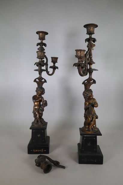 Paire de bougeoirs au putti à 3 lumières
Bronze
H....