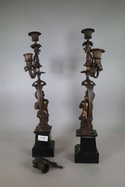 Paire de bougeoirs au putti à 3 lumières
Bronze
H....