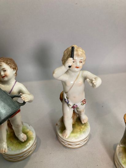 Groupe en porcelaine polychrome représentant...
