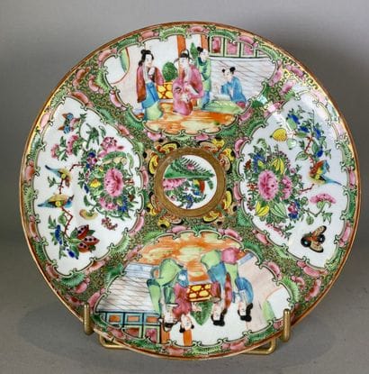 Chine, Canton. Assiette en porcelaine à décor...