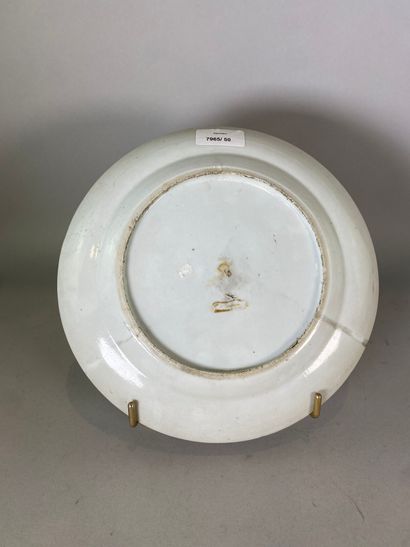 Chine, Canton. Assiette en porcelaine à décor...