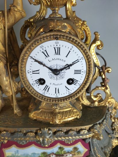 Pendule Romantique en régule doré à décor...