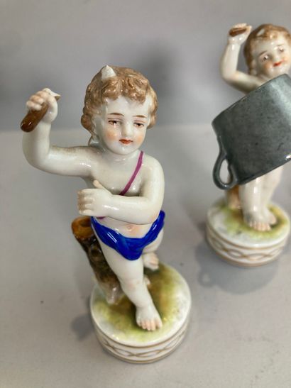 Groupe en porcelaine polychrome représentant...