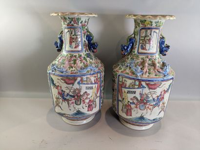 CANTON Paire de vases émaillés à décor de...