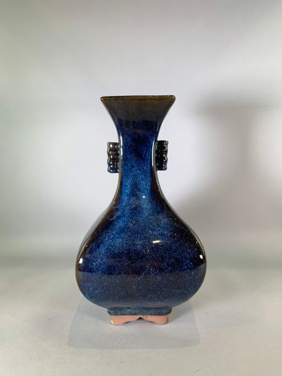 Vase en grès à couverte bleu. Dans le goût...