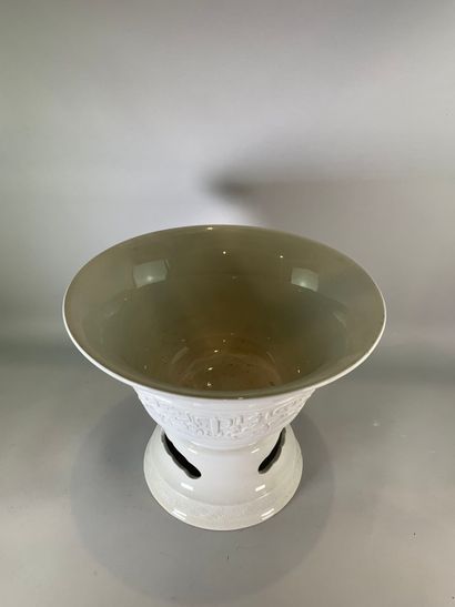 Grande coupe en porcelaine blanche à décor...
