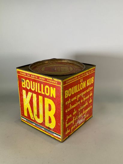 Boite bouillon Kub en fer. H : 18 cm.
Usures....