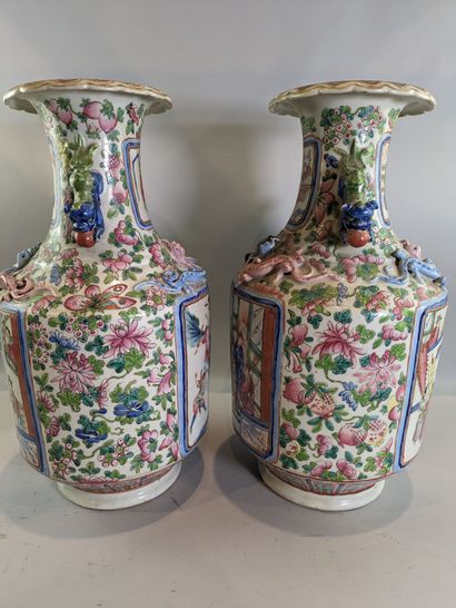 CANTON Paire de vases émaillés à décor de...