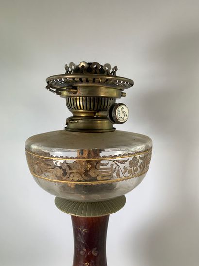 LAMPE à pétrole en porcelaine à décor de...