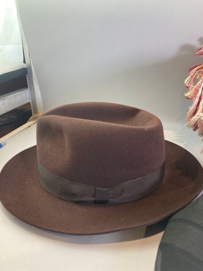 Réunion de deux chapeaux dont l'un étant...