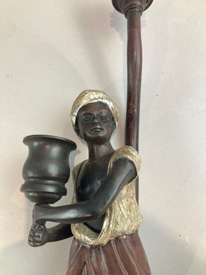 Lampe à décor d'une femme au turban.
H. :...