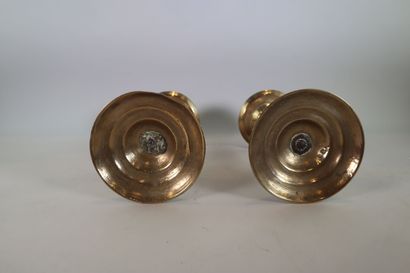 Deux pique-cierges en bronze 
H : 26,5 cm...