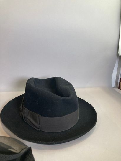 Réunion de deux chapeaux dont l'un étant...