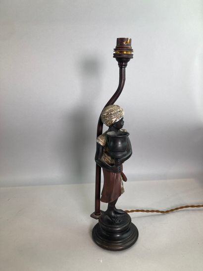 Lampe à décor d'une femme au turban.
H. :...