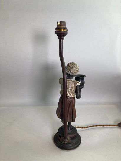 Lampe à décor d'une femme au turban.
H. :...
