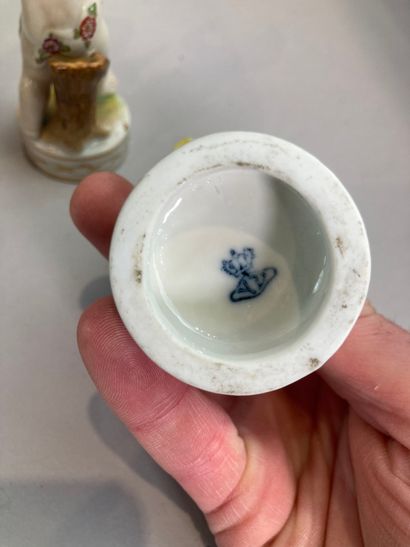 Groupe en porcelaine polychrome représentant...