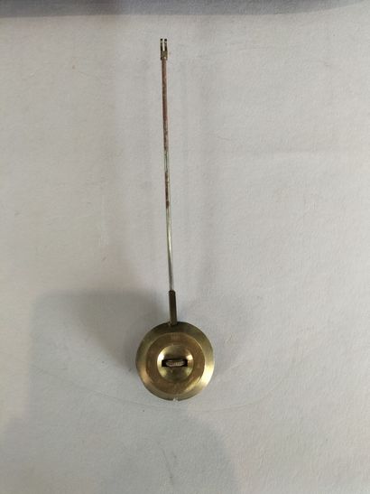 Pendule Romantique en régule doré à décor...