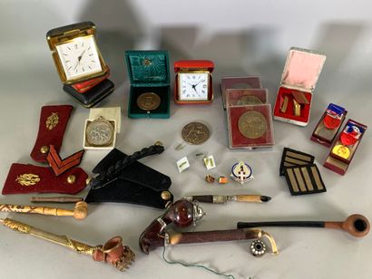 Médailles, pipes, réveils, décorations militaires...