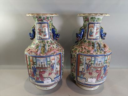 CANTON Paire de vases émaillés à décor de...