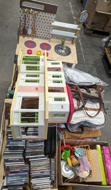 PALETTE OF: toys (stove, Playmobil house...