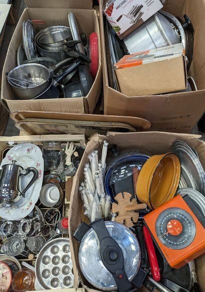 PALETTE OF KITCHEN DISHES: saucepans, casseroles,...